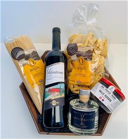 Feinschmeckerpackung 
"Tessiner Genuss":
1 Fl. 75cl Merlot Vallombrosa,
1 Fl. 20cl Grappa Castelrotto,
500g Fusilli,
500g Nudeln,
170g Pfeffer aus dem Maggiatal,
schön verpackt im Präsentkarton und Cellophan