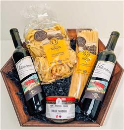 Tessiner Genuss Set 2:
2 Fl. 50cl Merlot Vallombrosa,
500g Fusilli,
500g Nudeln,
170g Pfeffer aus dem Maggiatal,
verpackt in Geschenkkorb mit Cellophan