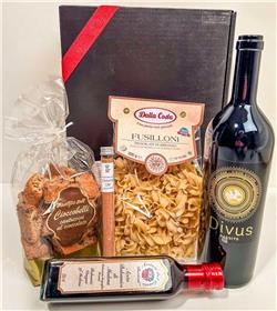 Ein Hauch Italien:
1 Fl. 75cl Divus Rosso Passito,
1 Fl. 25cl Aceto Balsamico di Modena IGP,
500g Fusilli,
250g Cantucci mit Schokolade,
16g Gewürzmischung im Reagenzglas,
verpackt in Präsentkarton
(postversandtauglich)