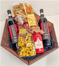 Set Italien Genuss:
2 Fl. 50cl Amarone Raro,
350g Tomatensauce Mamma Mia,
500g Fusilli,
200g Tartufi dolci Salted Caramel Cookie,
verpackt in Geschenkkorb mit Cellophan