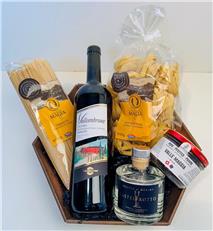 Feinschmeckerpackung  'Tessiner Genuss': 1 Fl. 75cl Merlot Vallombrosa, 1 Fl. 20cl Grappa Castelrotto, 500g Fusilli, 500g Nudeln, 170g Pfeffer aus dem Maggiatal, schön verpackt im Präsentkarton und Cellophan